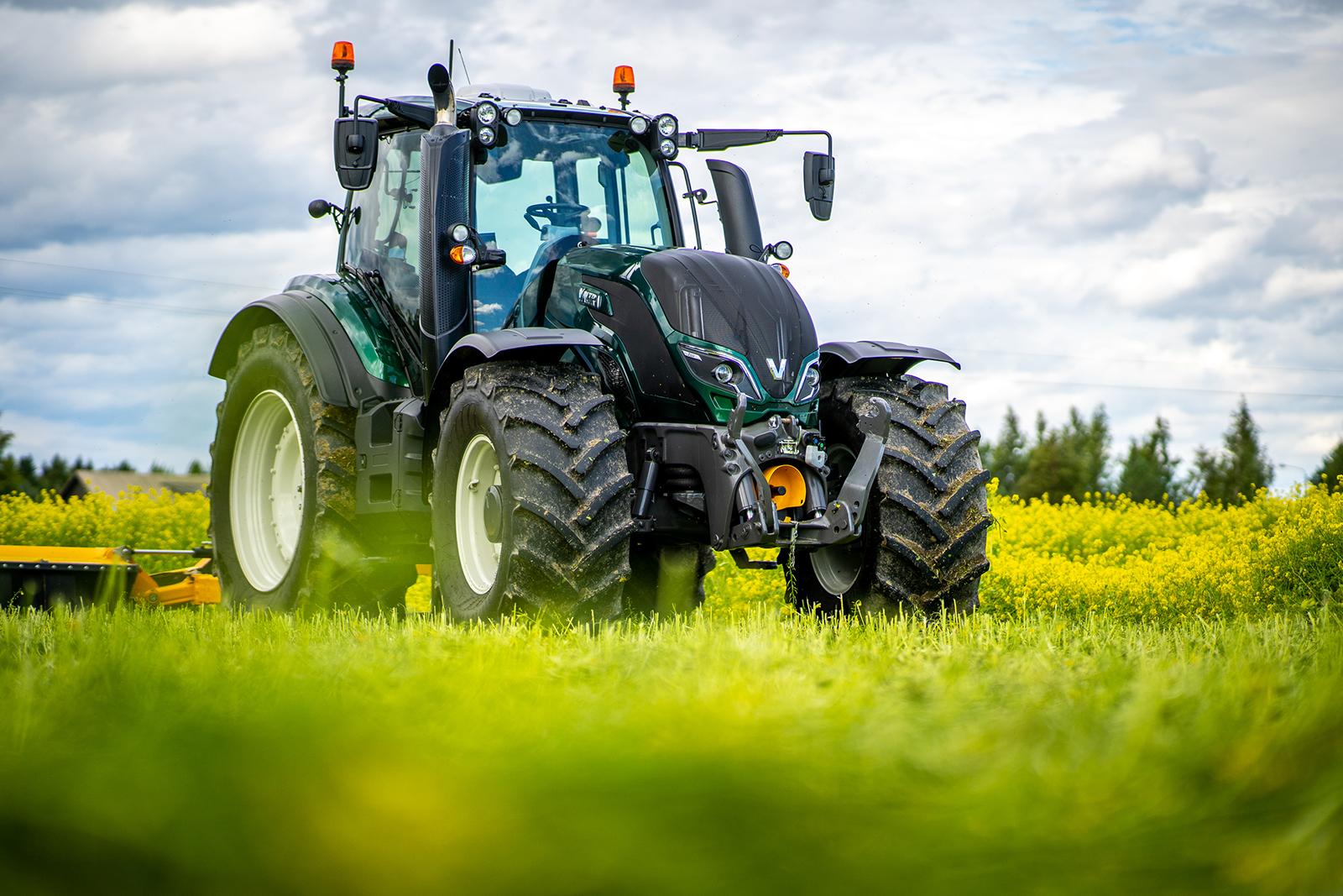 Agco Suomi - Valtra pellolla